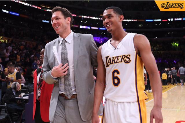 他在场上做 他在场上做